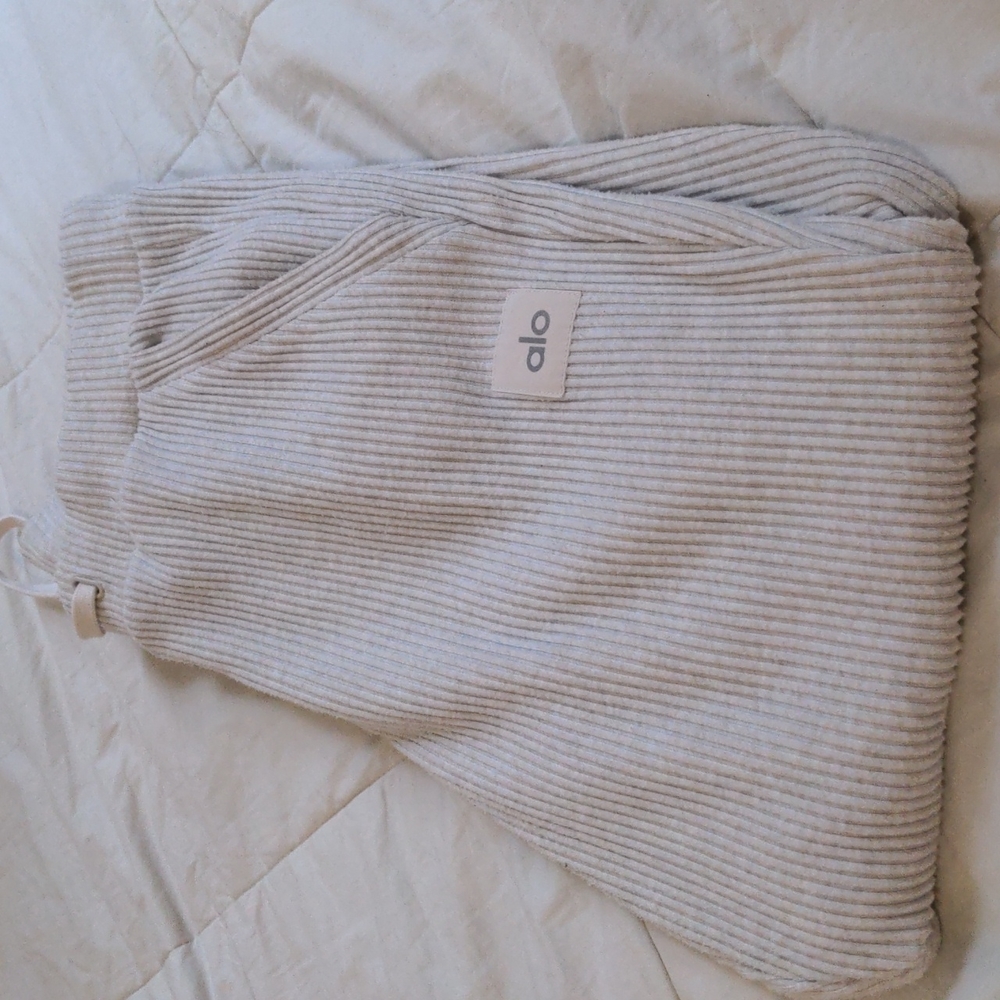 Alo Muse Sweats in bone, medium